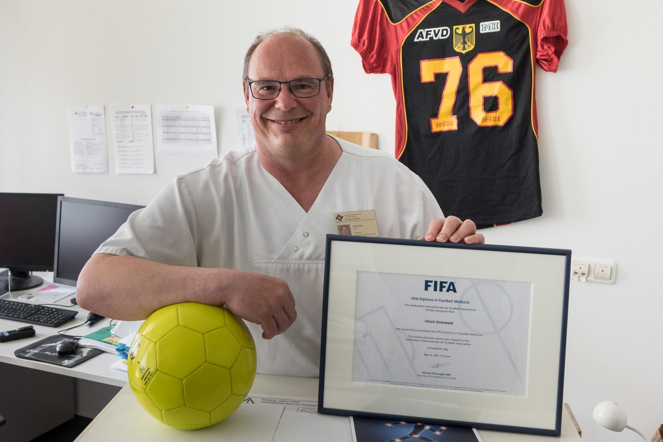 FIFA Diplom Ulrich Gruenwald Muehlenkreiskliniken (Foto: AFVD)